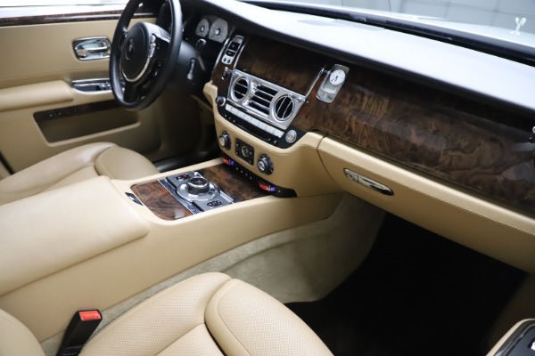 Used 2015 Rolls-Royce Ghost for sale $166,900 at Alfa Romeo of Westport in Westport CT 06880 17