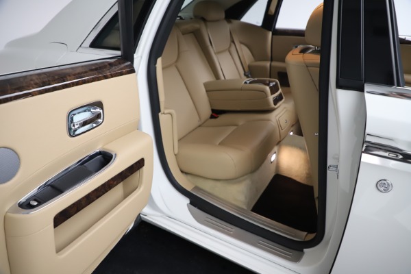 Used 2015 Rolls-Royce Ghost for sale $166,900 at Alfa Romeo of Westport in Westport CT 06880 21