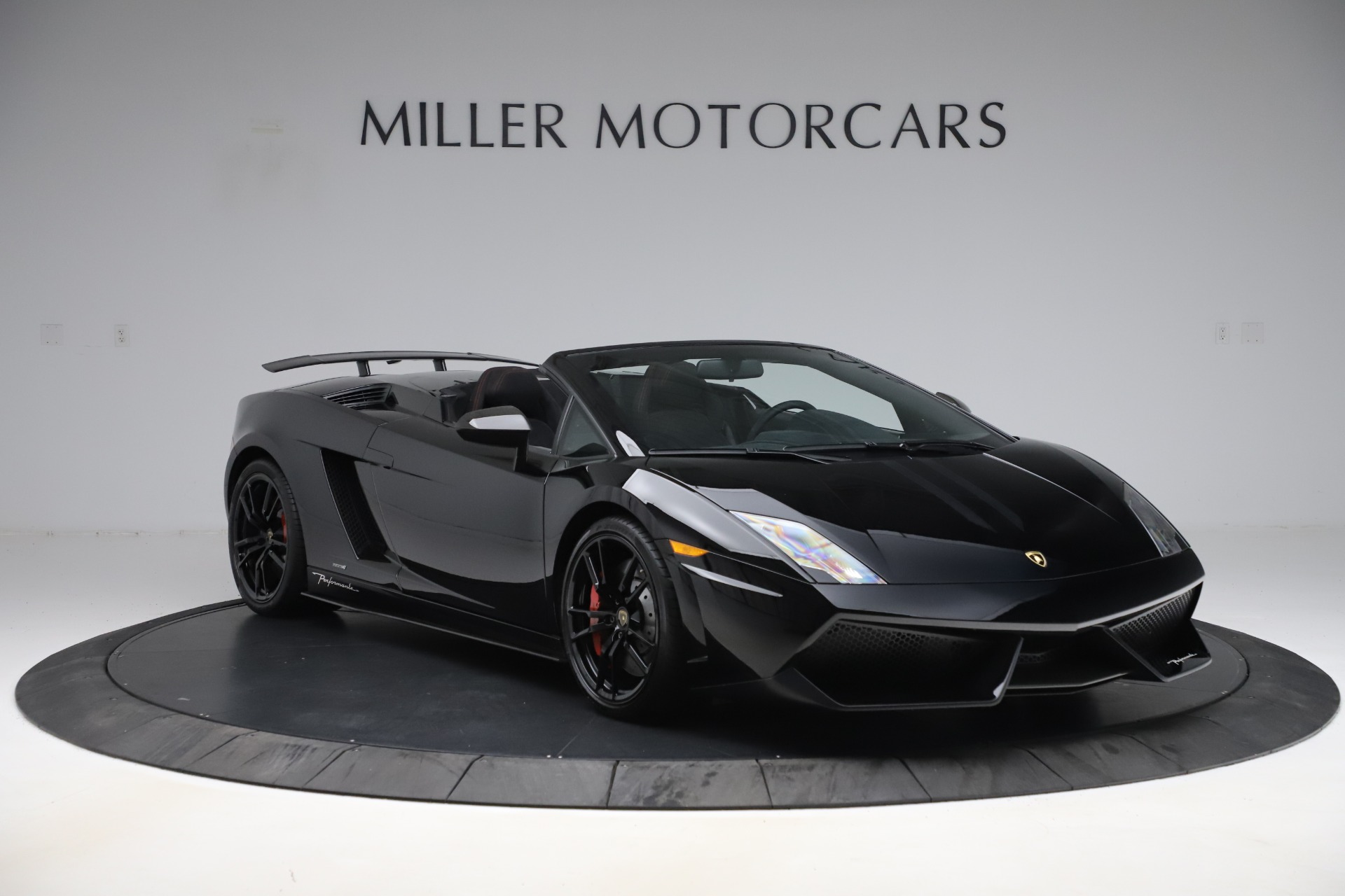 Gallardo 38.5 黒スエード メルセデス プロ仕様 Pre-Owned 2013 Lamborghini Gallardo LP 570-4 Spyder Performante