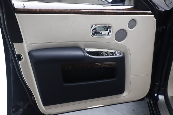 Used 2016 Rolls-Royce Ghost for sale $173,900 at Alfa Romeo of Westport in Westport CT 06880 27