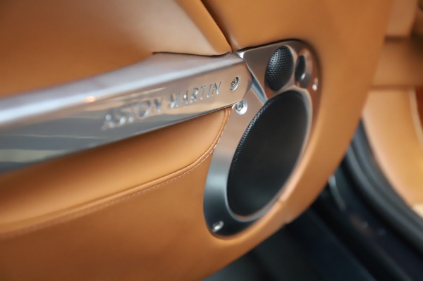 Used 2003 Aston Martin V12 Vanquish Coupe for sale $79,900 at Alfa Romeo of Westport in Westport CT 06880 18