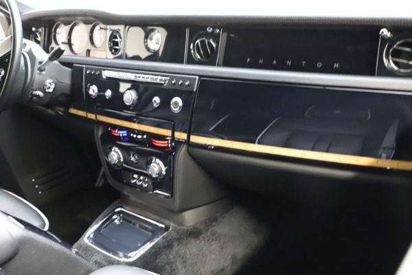 Used 2015 Rolls-Royce Phantom EWB for sale $299,900 at Alfa Romeo of Westport in Westport CT 06880 13