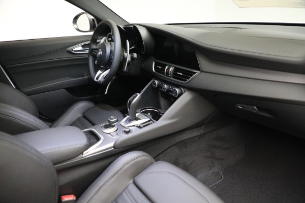 New 2022 Alfa Romeo Giulia Veloce for sale $54,985 at Alfa Romeo of Westport in Westport CT 06880 22