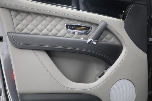 Used 2018 Bentley Bentayga W12 Signature for sale $179,900 at Alfa Romeo of Westport in Westport CT 06880 13