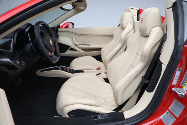 Used 2014 Ferrari 458 Spider for sale $319,900 at Alfa Romeo of Westport in Westport CT 06880 26