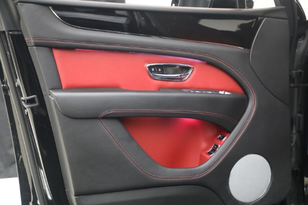 Used 2022 Bentley Bentayga V8 for sale $139,900 at Alfa Romeo of Westport in Westport CT 06880 18