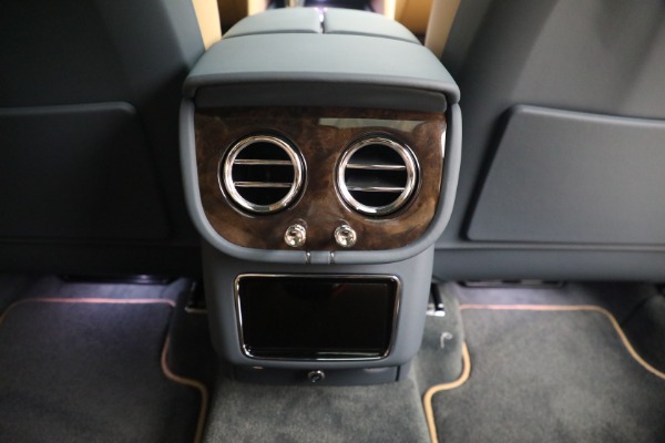 New 2023 Bentley Bentayga Hybrid for sale $250,740 at Alfa Romeo of Westport in Westport CT 06880 26