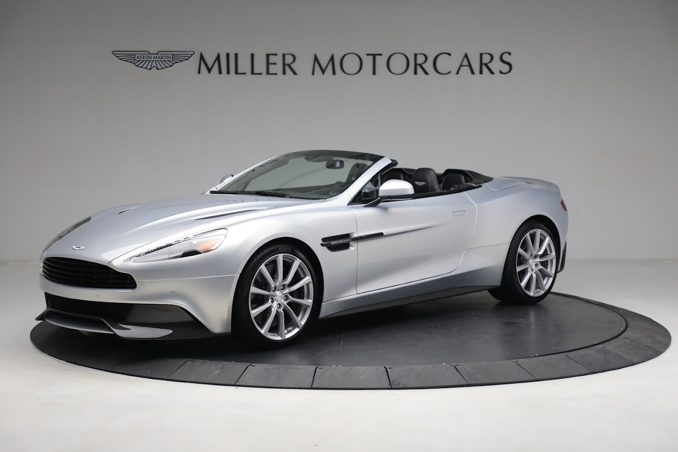 Used 2016 Aston Martin Vanquish Volante for sale $149,900 at Alfa Romeo of Westport in Westport CT 06880 1