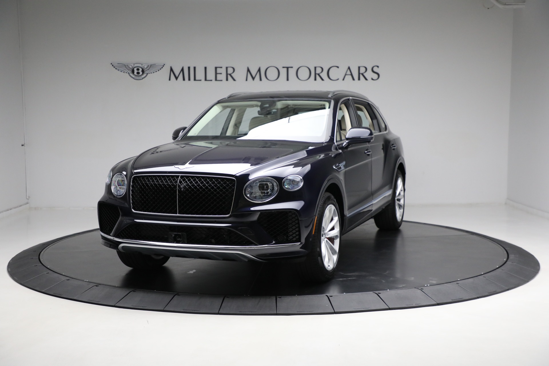 Used 2024 Bentley Bentayga EWB V8 for sale $204,900 at Alfa Romeo of Westport in Westport CT 06880 1
