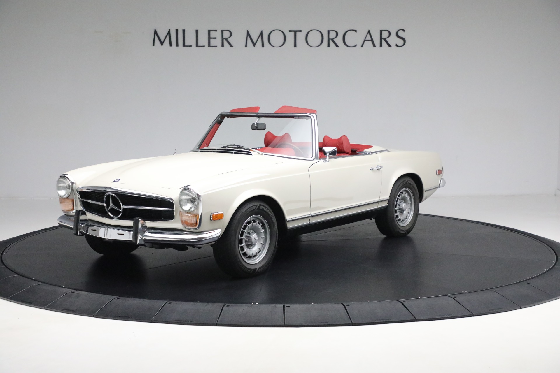 Used 1970 Mercedes-Benz 280 SL for sale Sold at Alfa Romeo of Westport in Westport CT 06880 1