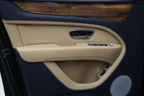 Used 2024 Bentley Bentayga EWB V8 for sale $204,900 at Alfa Romeo of Westport in Westport CT 06880 17