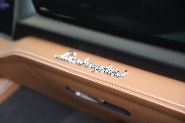 Used 2025 Lamborghini Urus SE for sale $305,900 at Alfa Romeo of Westport in Westport CT 06880 28